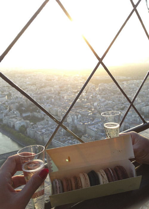 Macarons e Champagne sulla Torre Eiffel.