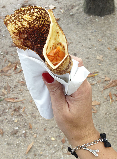 Street food parigino: le crepes lungo le Champ Elysees.