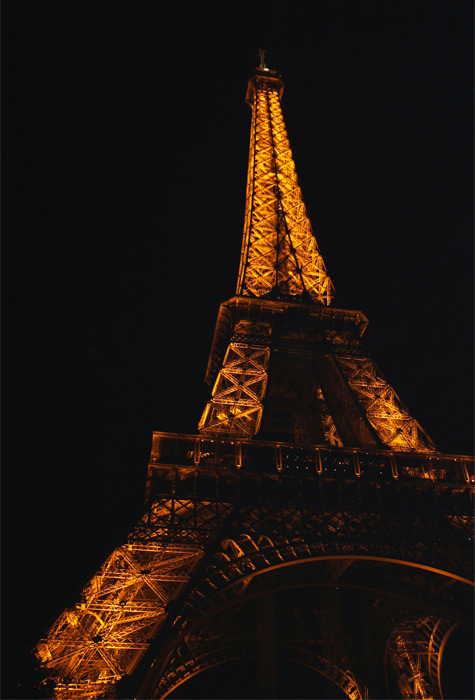 La Torre Eiffel durante la notte di Capodanno.