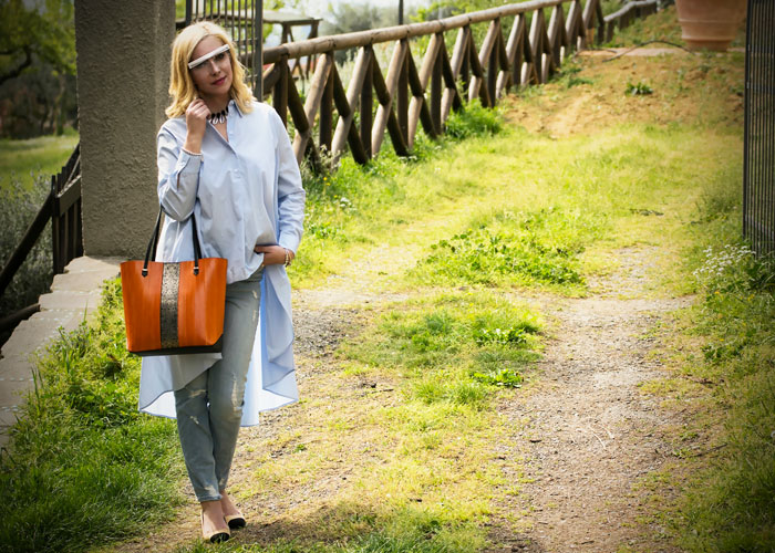Come indossare una borsa arancione.