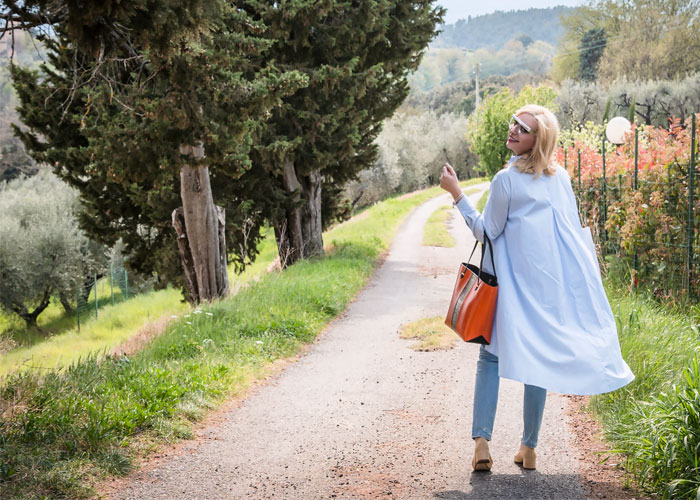 Outfit casual: come indossare una camicia lunga oversize.