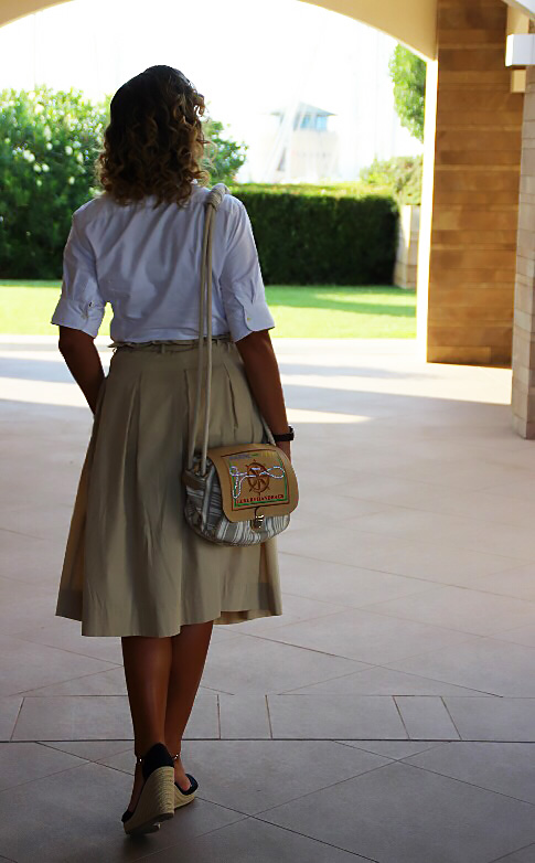 Come indossare una borsa in stile navy.