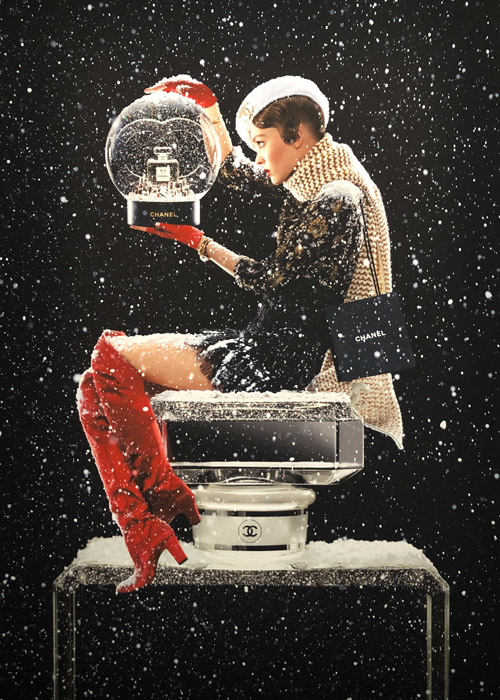 Chanel N°5 L'Eau, Sfera di cristallo by Jean Paul Goude.