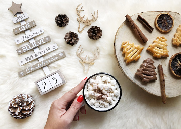 Le migliori frasi divertenti e ironiche sul Natale per degli auguri originali.