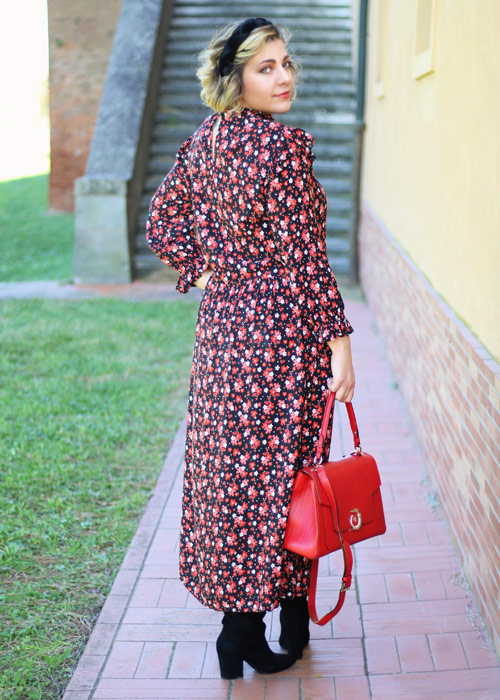Outfit abito midi floreale con volant.