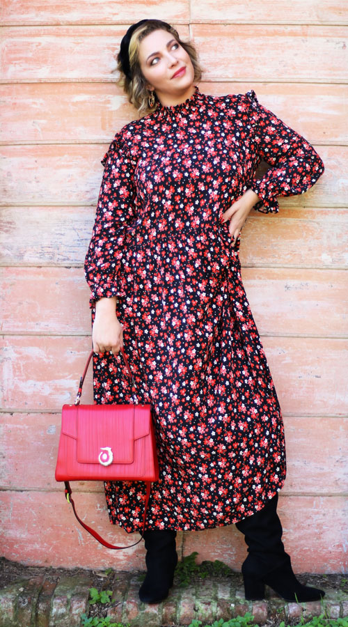 Look abito midi fantasia floreale.