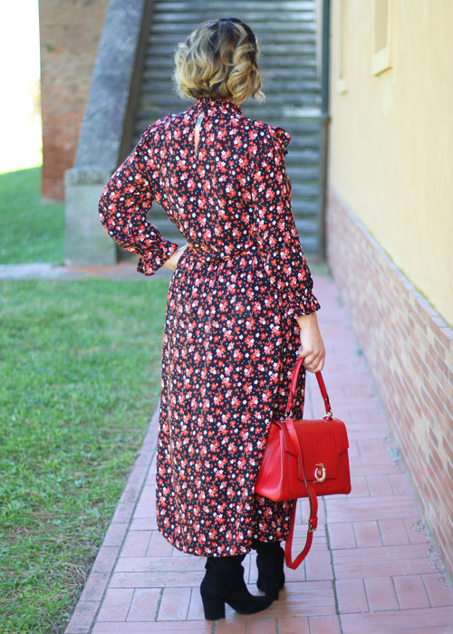 Romantic look floral midi dress.
