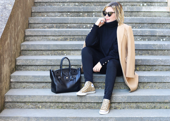 Come indossare il cappotto color cammello.
