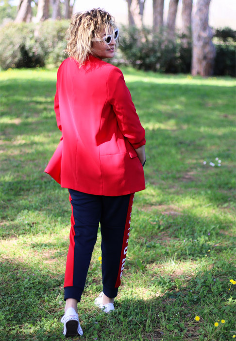 Come indossare una tuta per un look stile athleisure.
