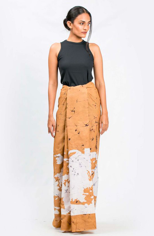 Sarong indossato come maxi gonna.