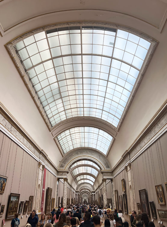 Un pomeriggio tra l'arte del museo Louvre di Parigi.