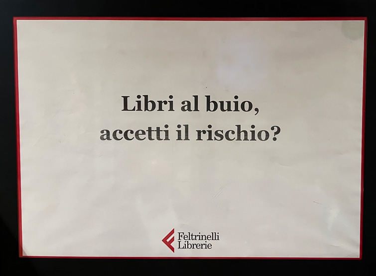 Vieni a scoprire la sezione dei libri al buio della Feltrinelli.