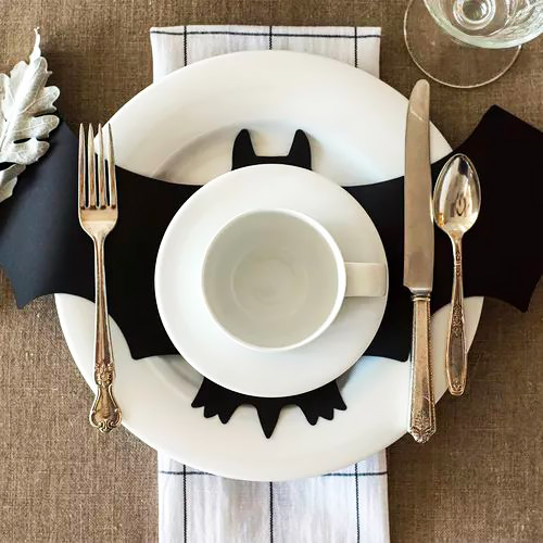 Idee per apparecchiare la tavola ad Halloween.