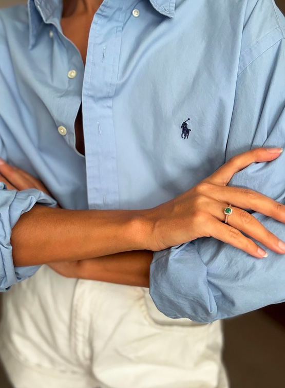 Camicia azzurra.