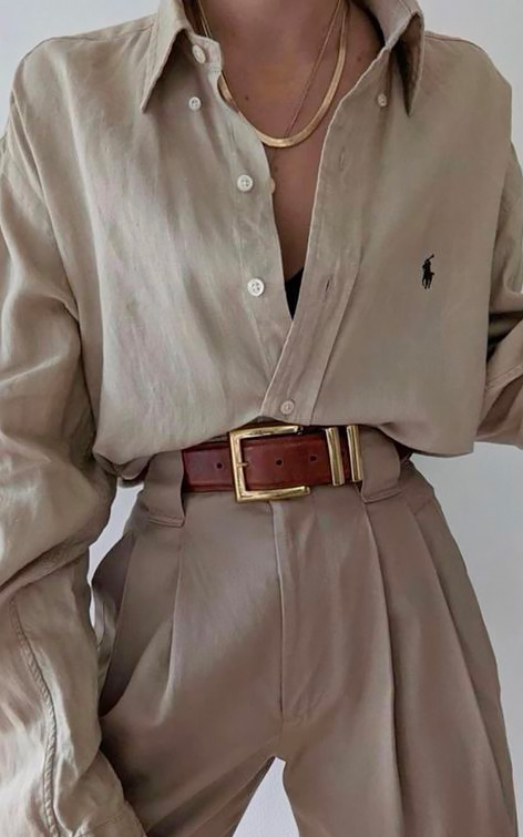 Come indossare una camicia beige.
