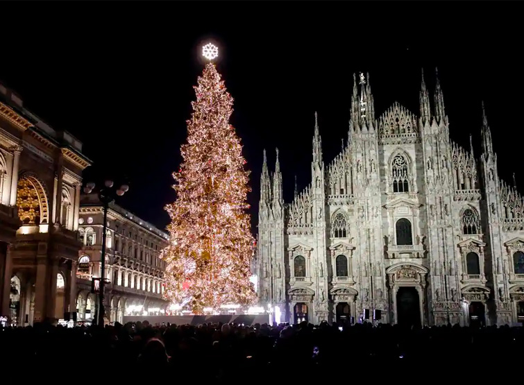 Albero di Natale in Piazza del Duomo a Milano.