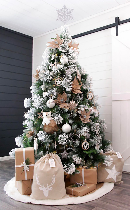 Albero di Natale con la neve.