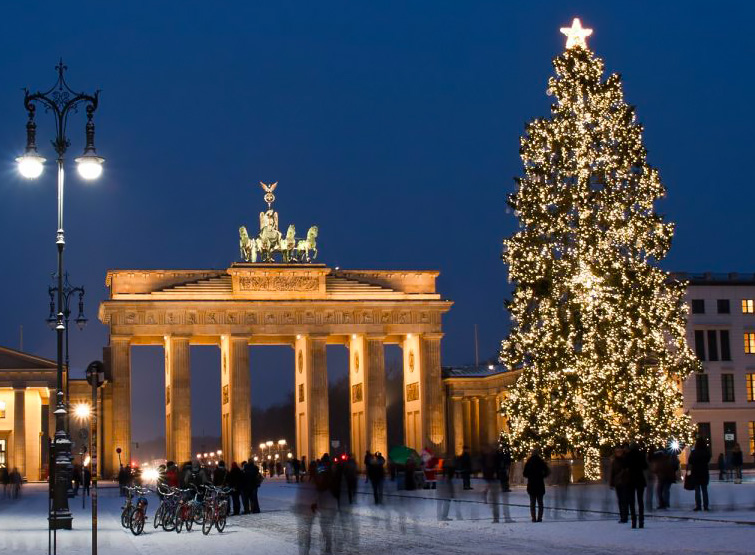 Albero di Natale in Brandenburg Gate a Berlino.