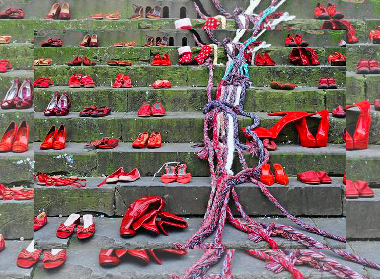 Il simbolo delle scarpe rosse contro la violenza sulle donne.