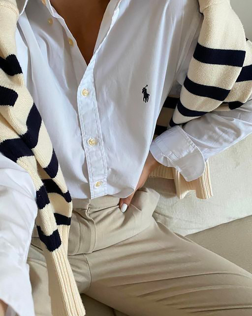 Capi di moda passe-partout indispensabili: la camicia bianca classica.