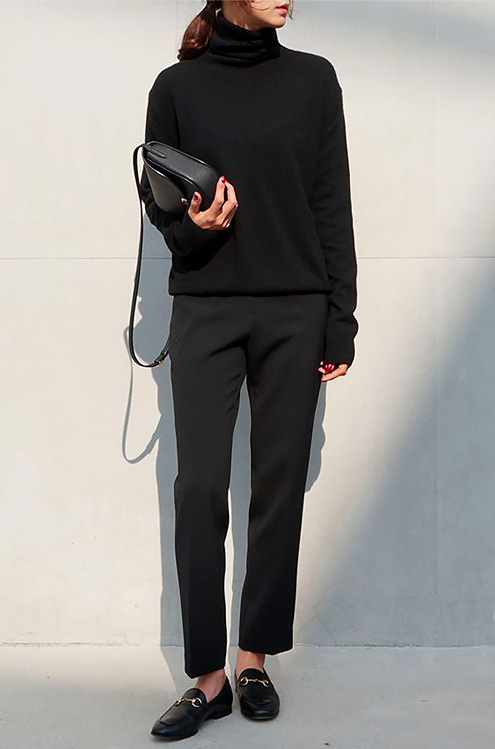 Pantaloni neri eleganti.