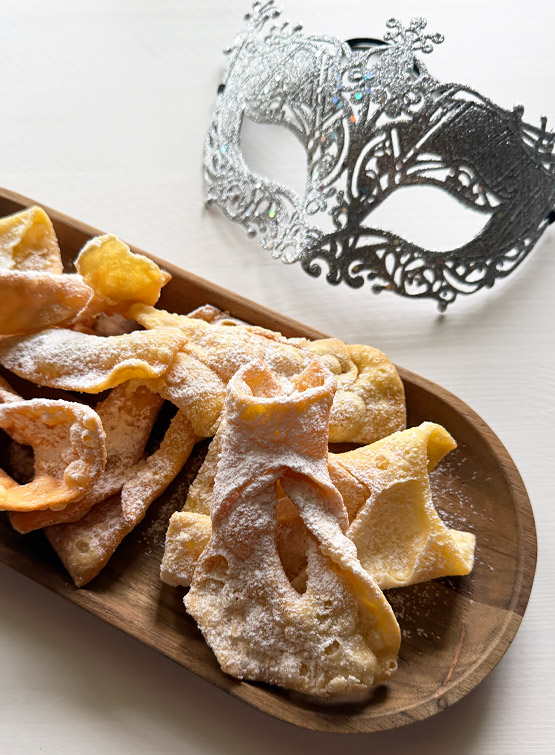 Ricetta tradizionale delle chiacchiere di Carnevale: croccanti, friabili e leggere.