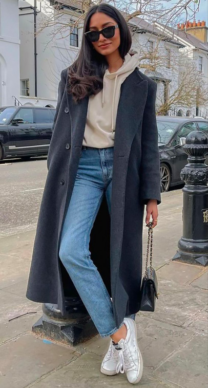 Outfit casual chic felpa con cappuccio.