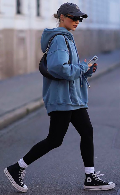 Oversize sweatshirt look.