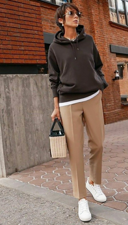 Sweatshirt chic outfit.