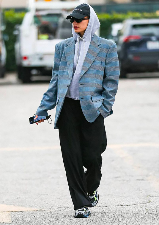Outfit felpa con cappuccio e blazer.