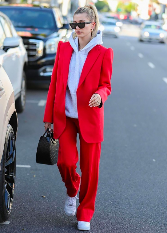 Come indossare la felpa con un tailleur.