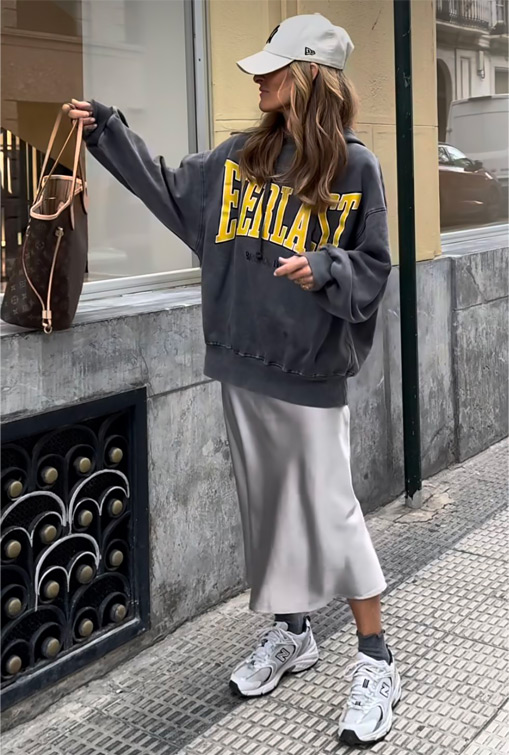 Come indossare la felpa con una gonna.