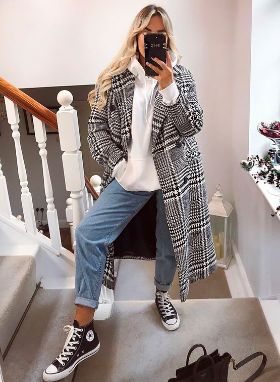 Hoodie sweatshirt outfit.