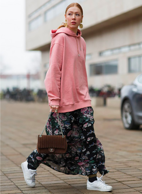 Oversize sweatshirt outfit.