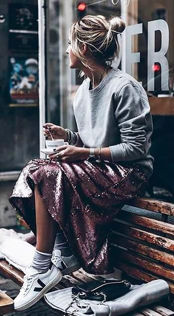 Outfit felpa e gonna.