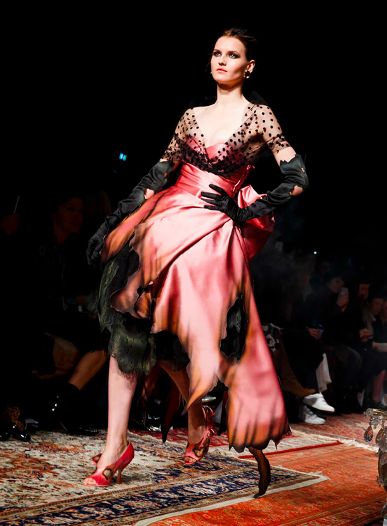 Abiti bruciati di Moschino (2016).