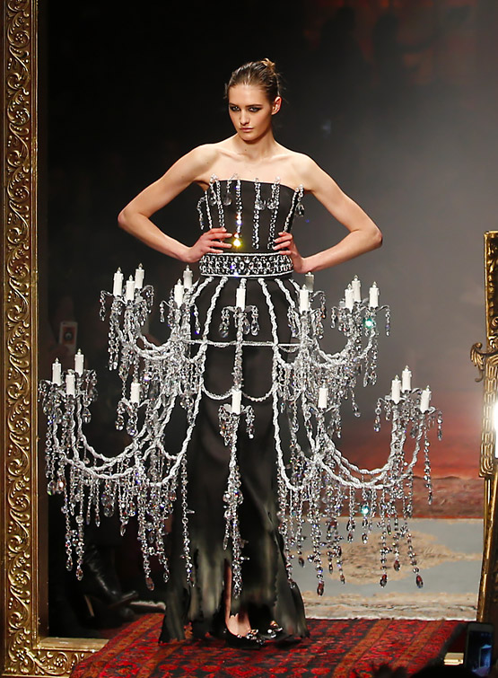 L'abito candelabro di Moschino (2016).