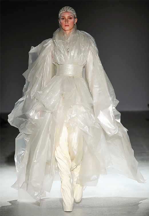 L'abito "liquido" di Gareth Pugh (2014).