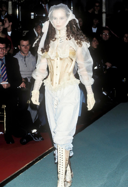 Il burqa trasparente di Jean-Paul Gaultier (1995).