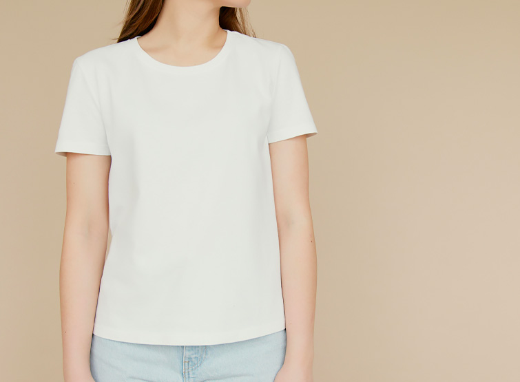 La t-shirt bianca è tra i capi di abbigliamento più venduti al mondo.