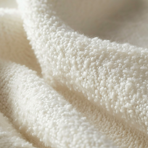 Bouclé: il tessuto che non invecchia (se lo tratti bene) protagonista dei tessuti di moda 2025.
