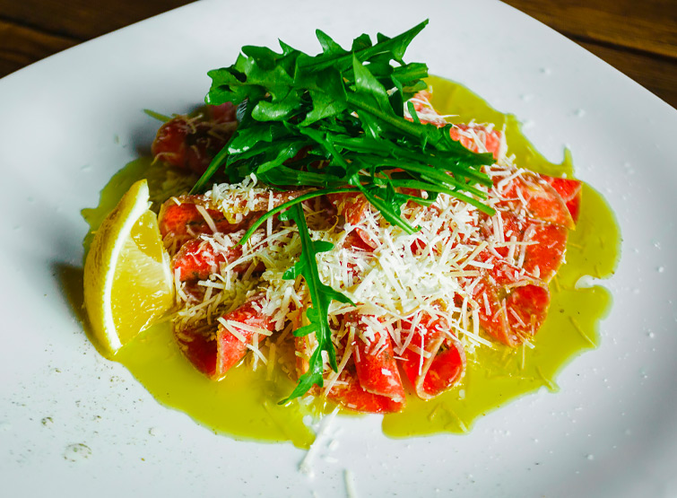 Ricette estive più amate: come preparare il carpaccio di bresaola, rucola e parmigiano.