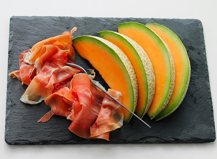 Come preparare melone e prosciutto crudo.