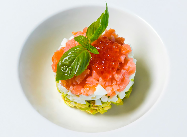 Come preparare tartare di salmone e avocado.