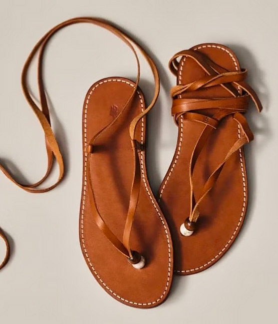 Come indossare dei sandali minimal in pelle: essenzialità di classe.