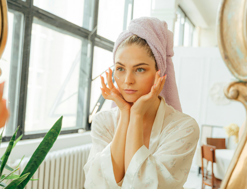 Gli step fondamentali della routine per il viso e in che ordine applicare i prodotti.