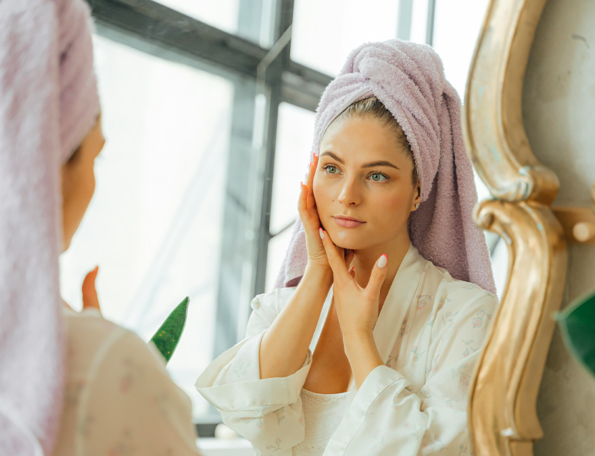 I passaggi essenziali per iniziare una routine viso di base perfetta: detersione, idratazione e protezione.