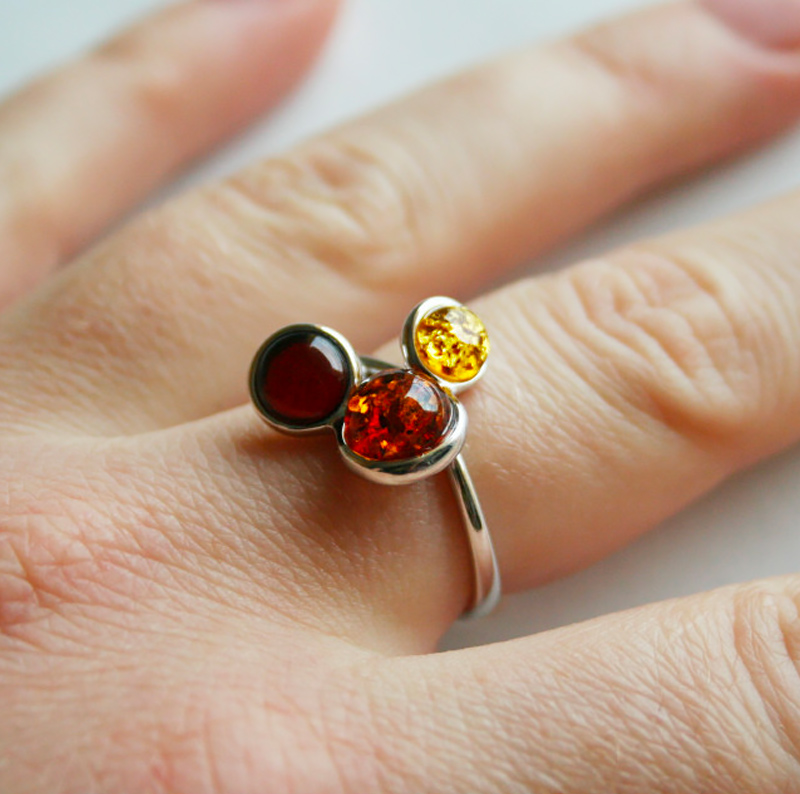 Come scegliere la misura di un anello in ambra.