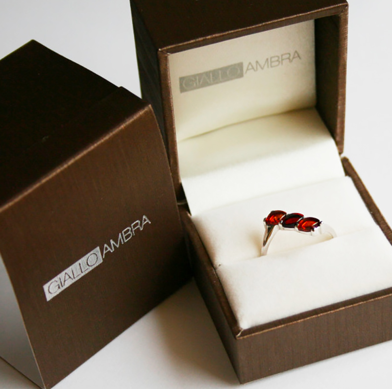 Idee regalo gioielli in ambra: anello Trilogy.
